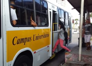 Imagem de transporte universitário.