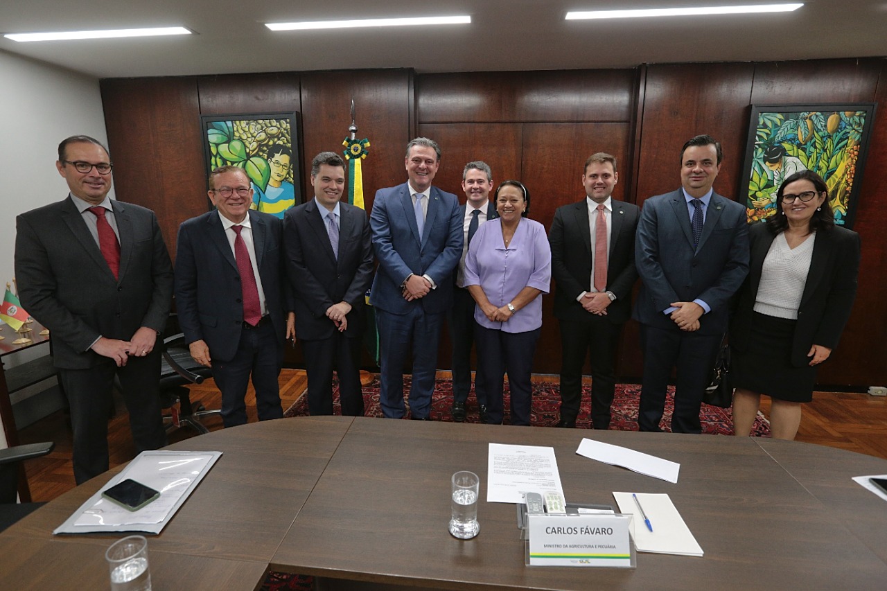 Imagem da comitiva da governadora Fátima Bezerra com o ministro da Agricultura.