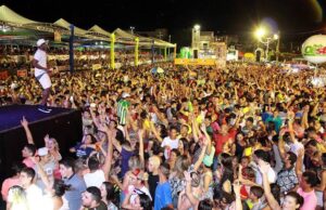 Imagem de arquivo do carnaval de Apodi mostrando a multidão de foliões.