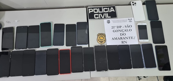 Imagem dos celulares roubados sobre uma mesa.