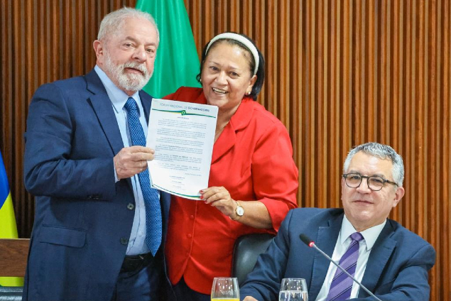 Imagem do presidente lula e a governadora Fátima segurando o documento com pleitos do RN.