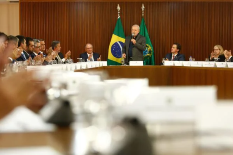 Imagem do presidente Lula, em pé, discursando.