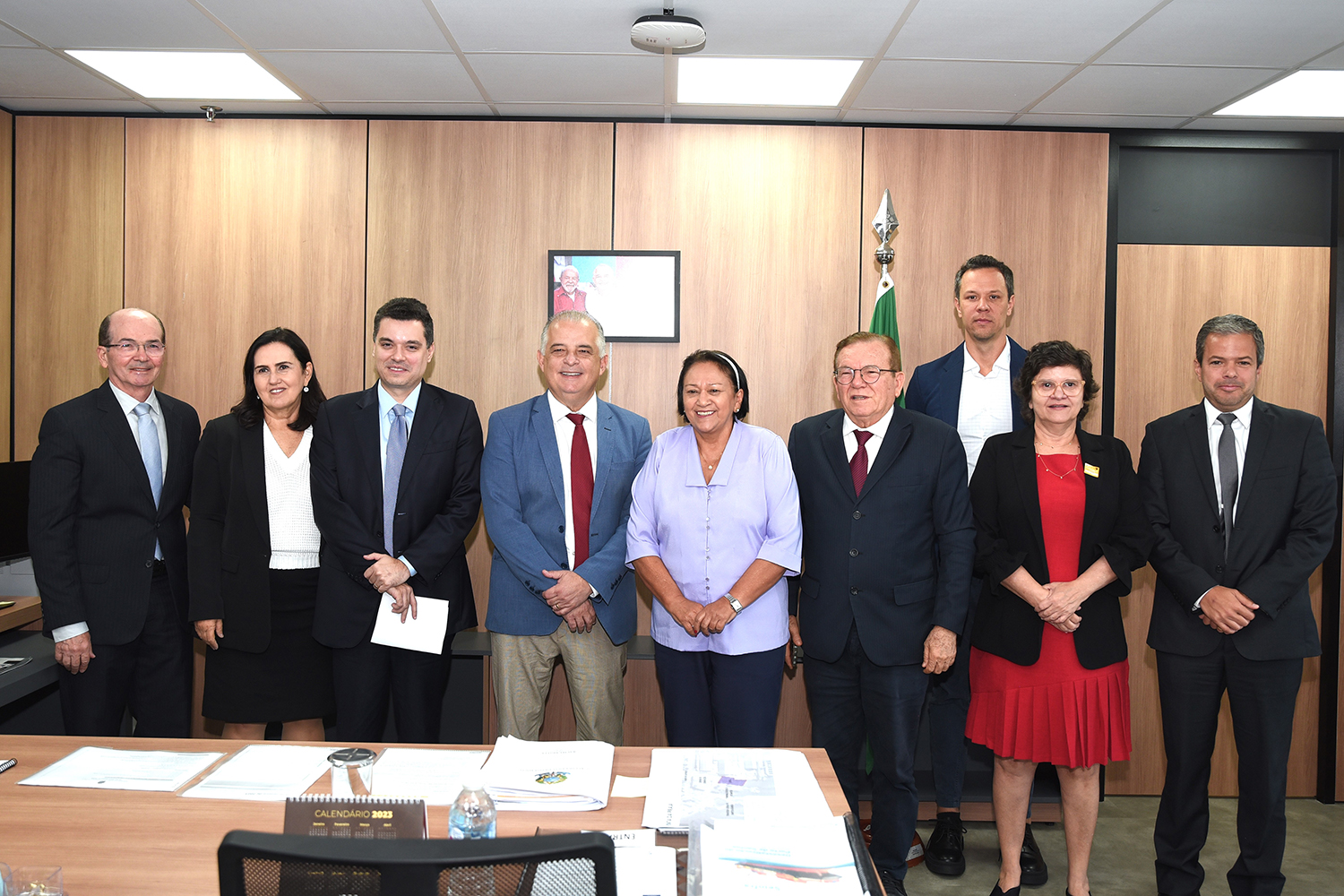 Imagem da governadora Fátima Bezerra e do ministro Márcio França ao lado de auxiliares.