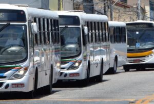 Imagem de ônibus em via pública de Natal.