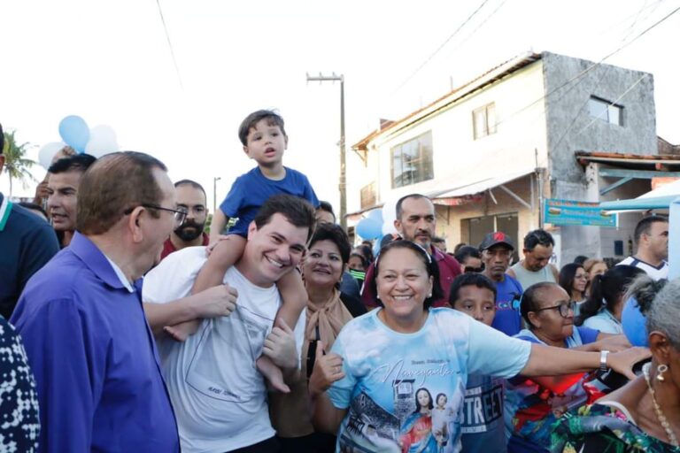 Imagem da governadora Fátima ao lado multidão de devotos.