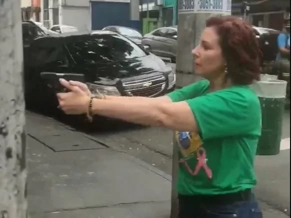 Reprodução da imagem de Carla Zambelli de arma em punho pelas ruas do Rio de Janeiro