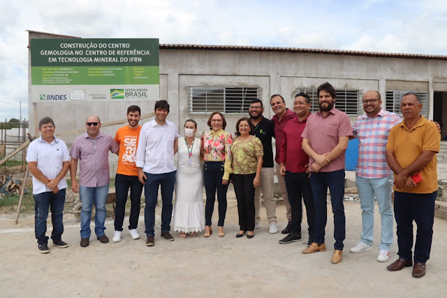 Imagem da senadora Zenaide, do prefeito Odon e auxiliares.