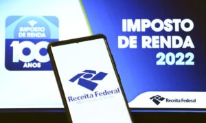 Imagem de arte mostrando a tela de um celular com logo da Receita Federal e título do Imposto de Renda 2022