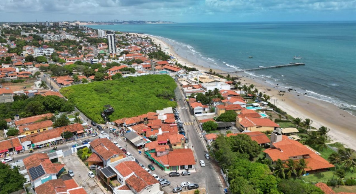 Imagem aérea das residências e orla da praia de Pirangi