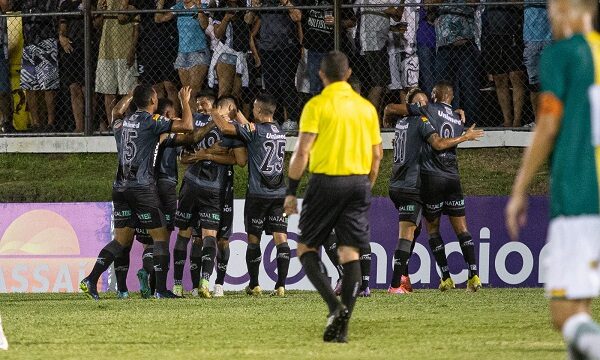 Imagem dos jogadores do ABC em comemoração, abraçados, após um dos gols.