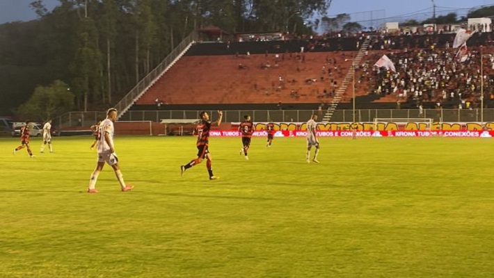 Imagem de campo da partida entre ABC e Vitória em Salvador.