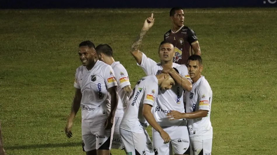 Imagem dos jogadores do ABC em comemoração em campo.