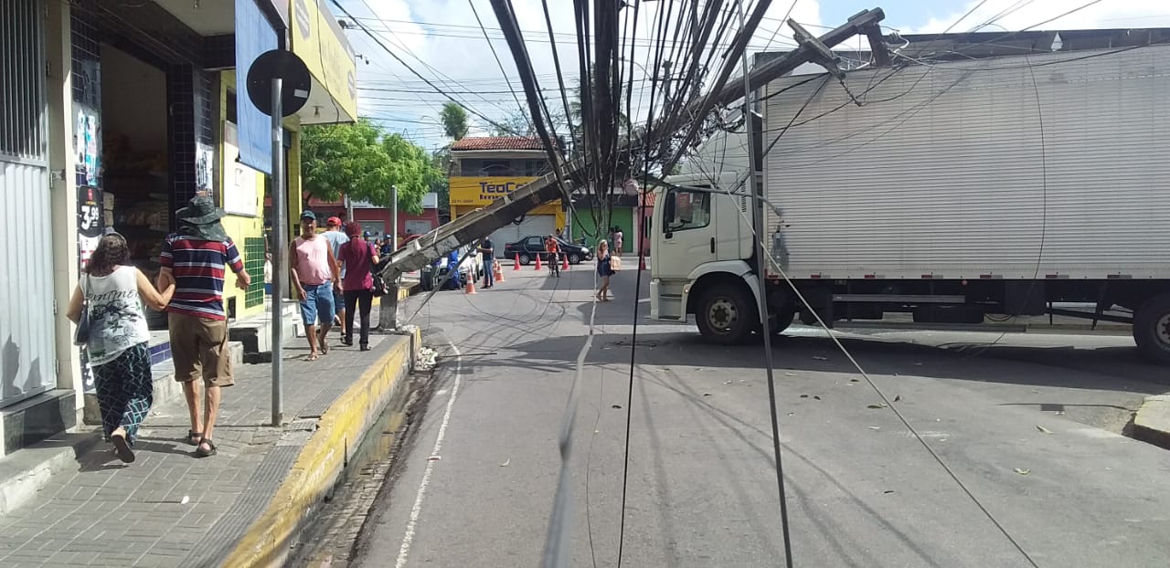 Imagem do poste sobre o caminhão interditando via no centro da cidade de Macaíba.