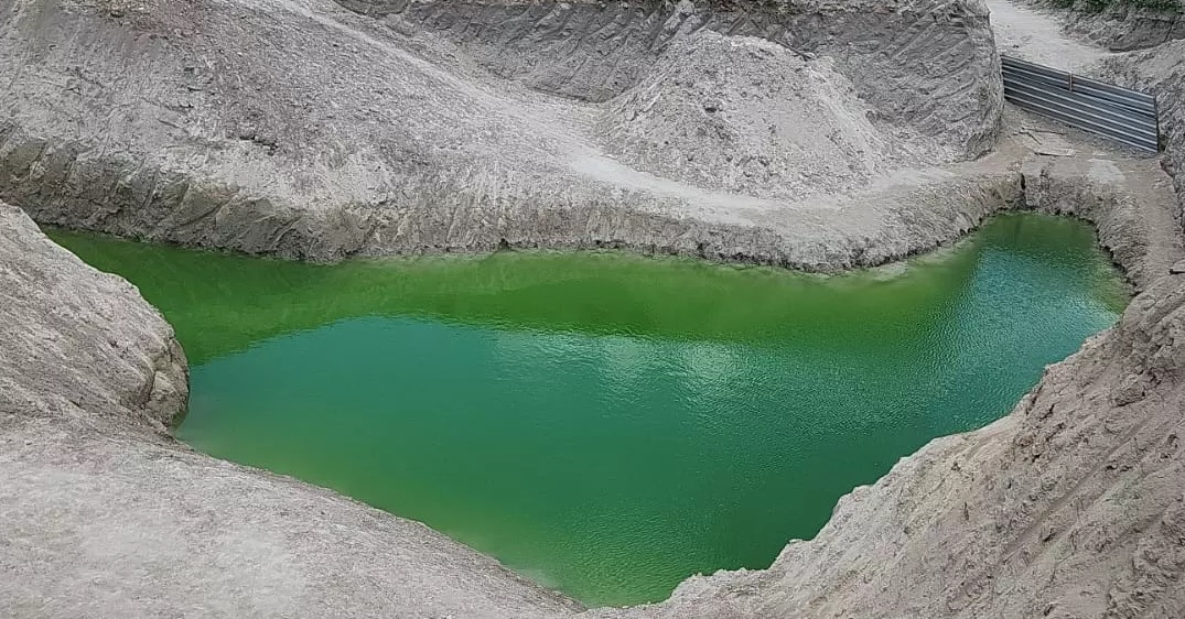 Imagem do "buraco azul" com a cor verde.