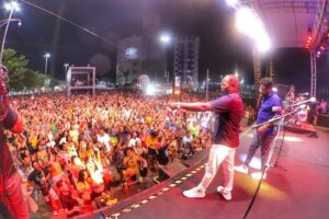 Imagem do palco mostrando atração musical e o público.