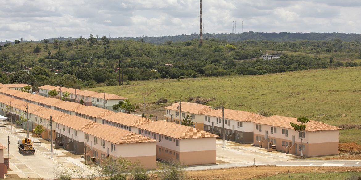 Imagem aérea de habitações populares do programa Minha Casa, Minha Vida.