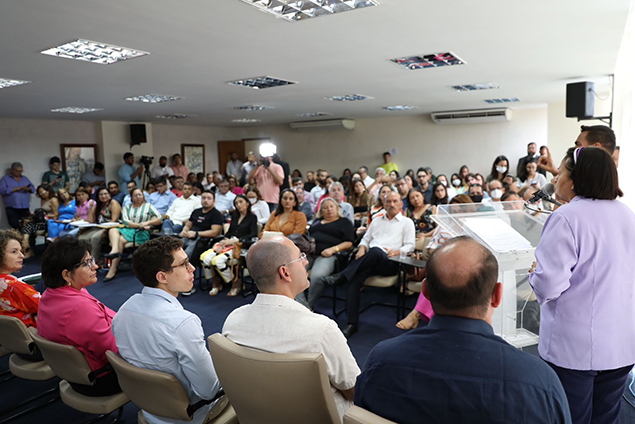 Imagem de reunião da governadora Fátima com representantes da Educação.