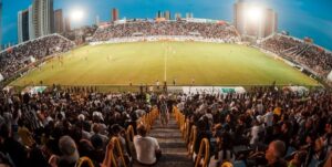 Imagem feita da arquibancada mostrado a torcida e o gramado do Estádio Frasqueirão.