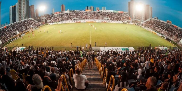 Imagem feita da arquibancada mostrado a torcida e o gramado do Estádio Frasqueirão.