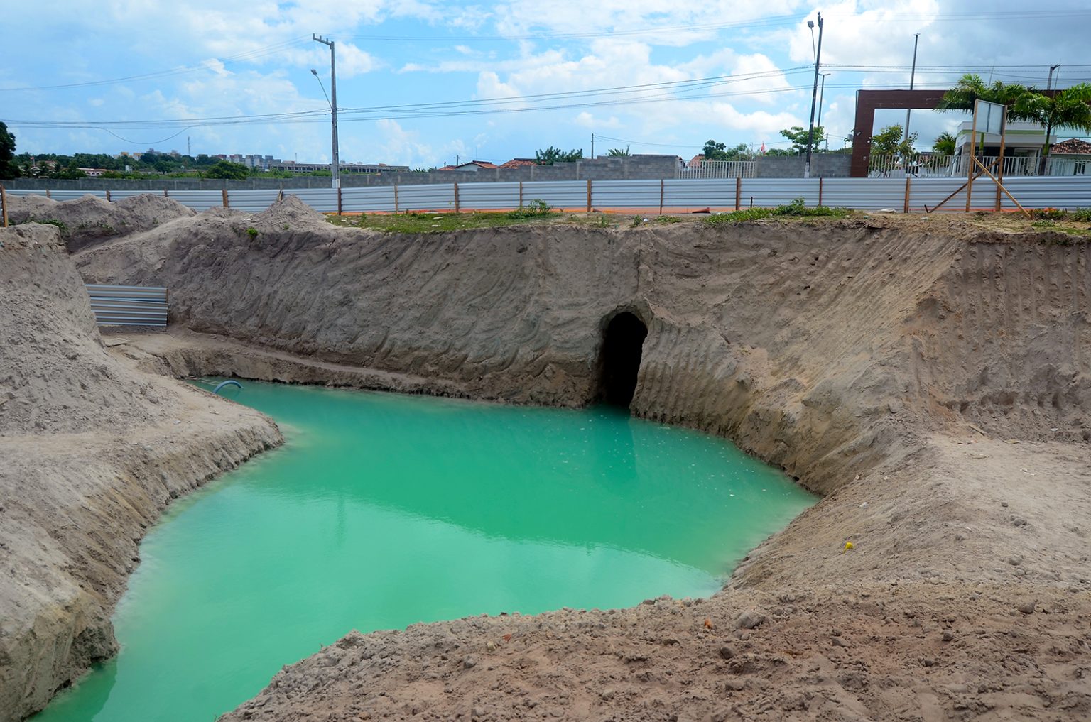 Imagem da "Lagoa Azul" que surgiu nas obras de construção da Estação Elevatória de Esgoto em Parnamirim.