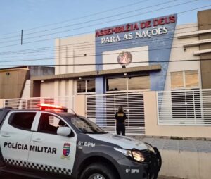 Imagem de agentes na frente da Igreja Assembleia de Deus. 