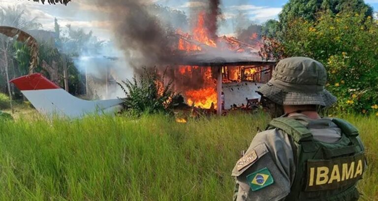 Imagem da operação da força-tarefa do governo federal contra garimpeiros.