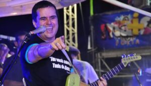 Imagem de Ricardo Chaves cantando em cima do trio elétrico.