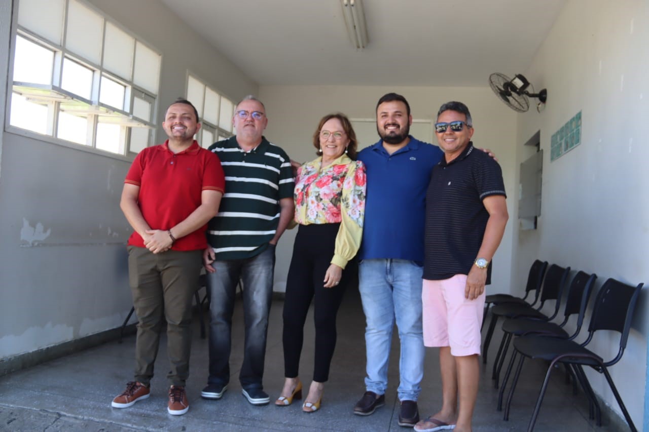 Imagem da senadora Zenaide, do prefeito Tadeu e sua comitiva na entrada do Hospital do Seridó.