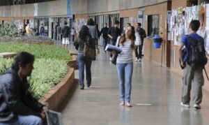 Imagem de estudantes circulando por corredor da Universidade de Brasília.