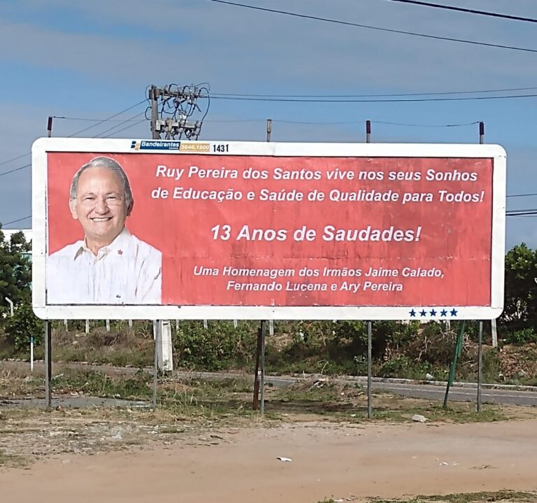 Imagem do 'outdoor" com a mensagem de homenagem ao ex-secretário Ruy Pereira.