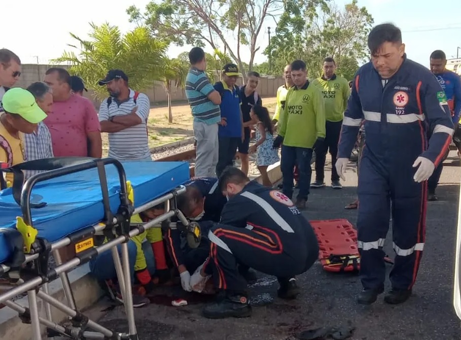 Imagem da equipe do Samu prestando atendimento ao homem atropelado pelo trem.