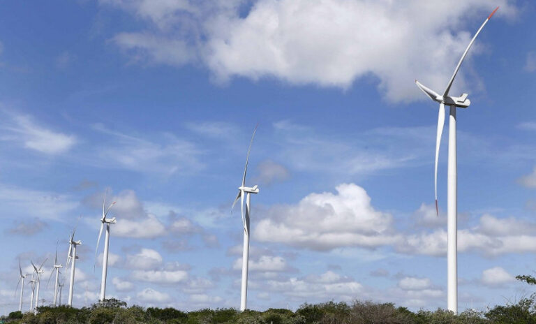 Imagem de aerogeradores de energia eólica.