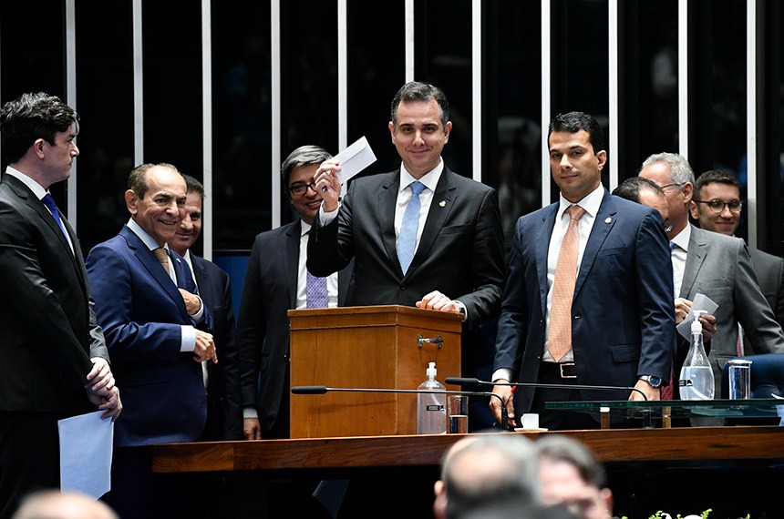 Imagem de Rodrigo Pacheco votando na eleição da presidência do Senado.