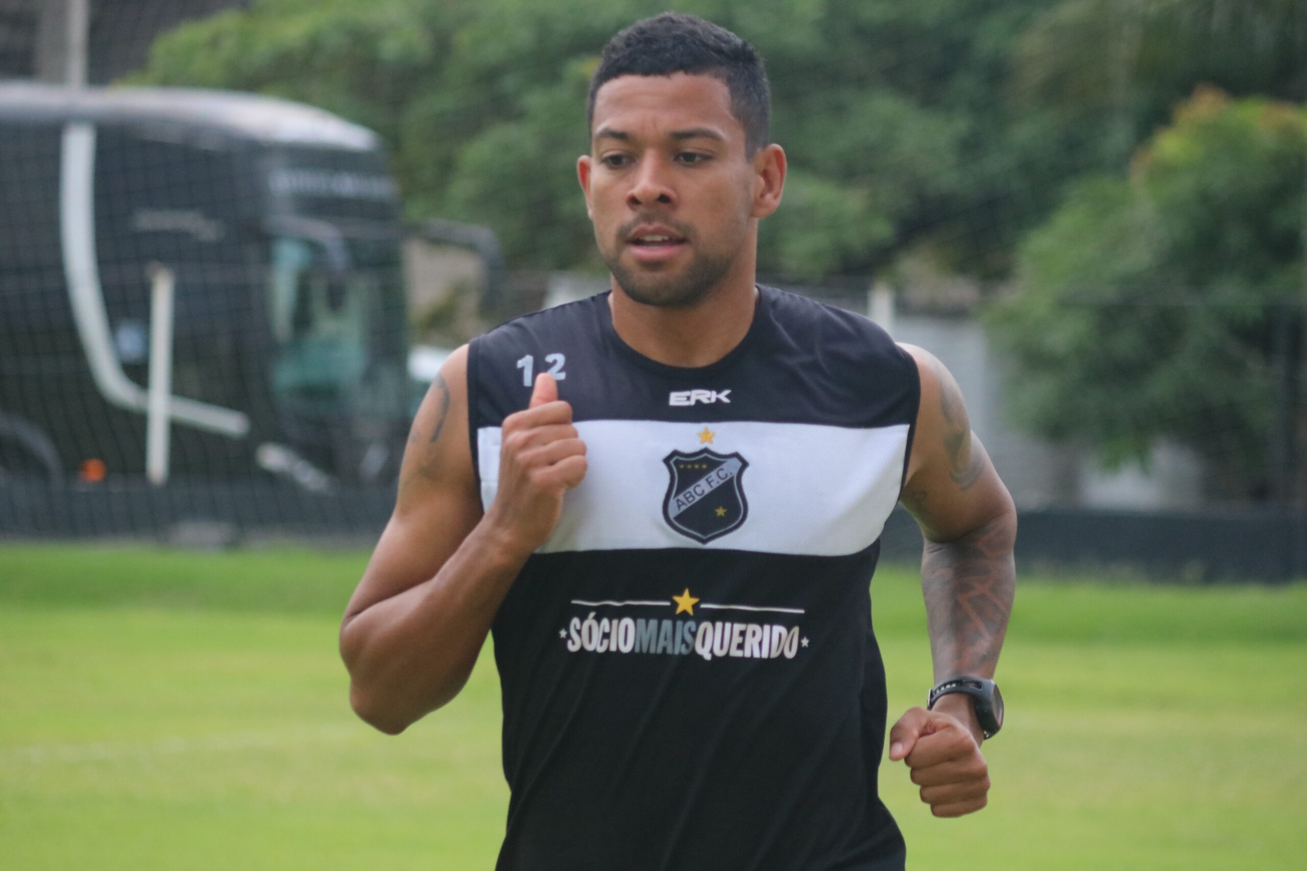 Imagem do jogador Wallyson correndo em treinamento.